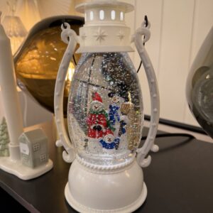 Vannfylt lykt med snømenn