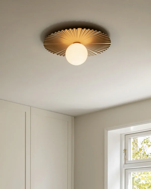 Nuura Liila Muuse vegglampe medium - Nordic gold / opal