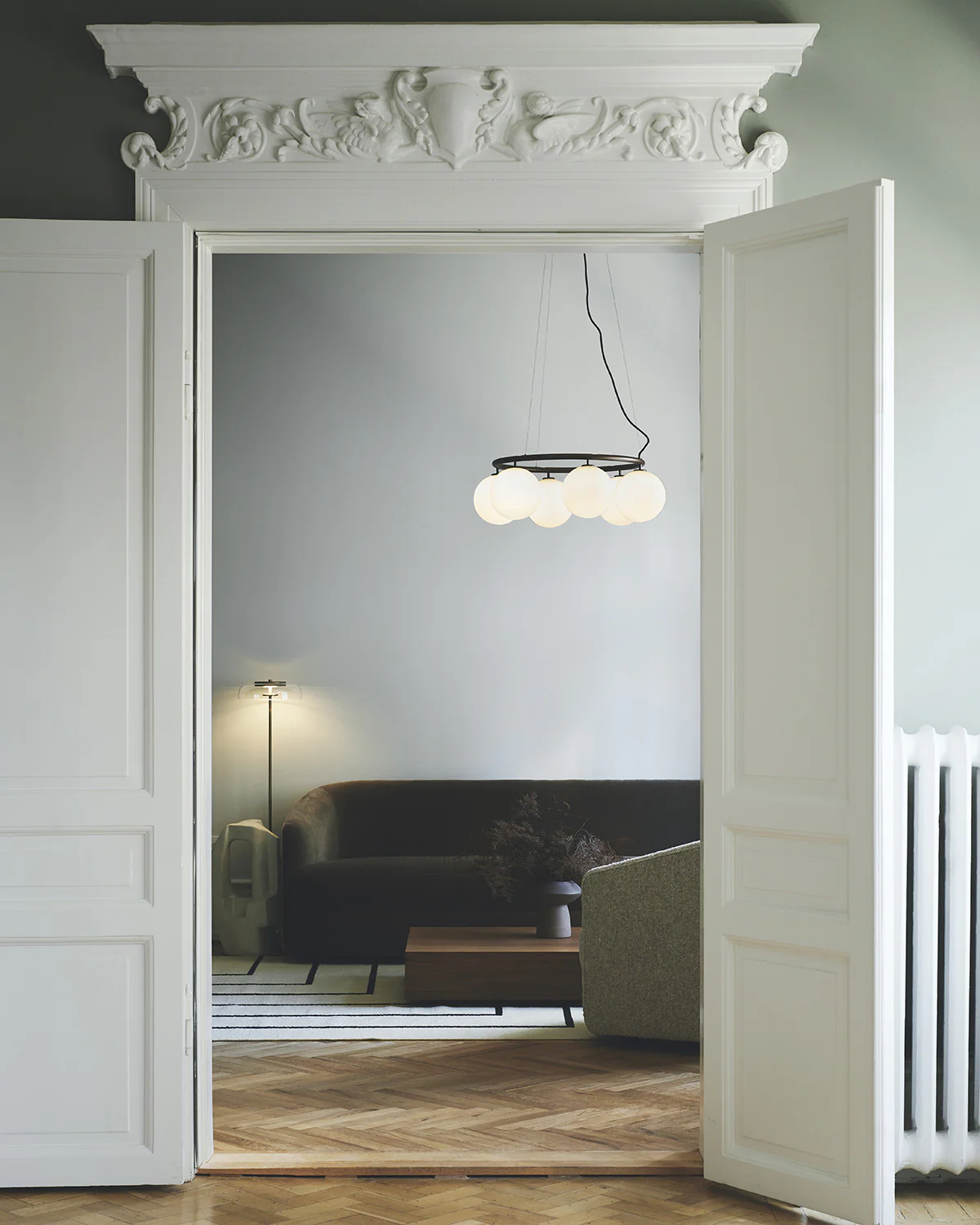 Nuura Miira 6lys rund takpendel - Grå / opal - Bilde 3